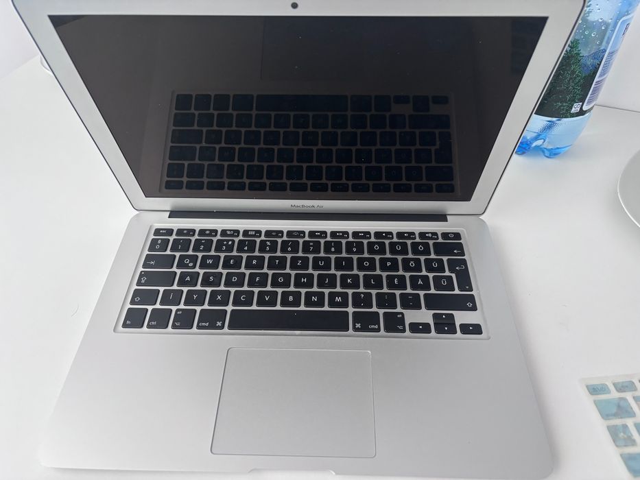 MacBook Air 13” 2017 – i5 / 8GB RAM502  / foarte îngrijit