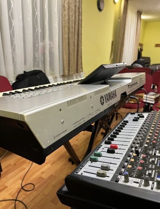 Vând orga Yamaha Tyros 1