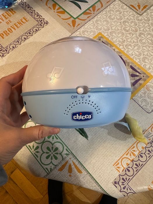 Chicco нощна лампа с прожектор на звездички и музика