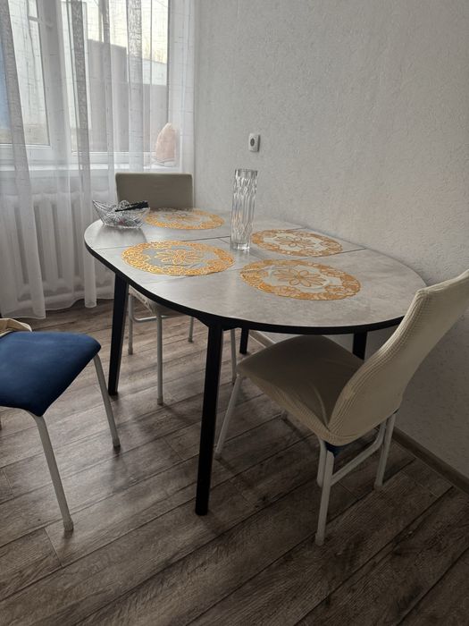 Продам стол и стулья.