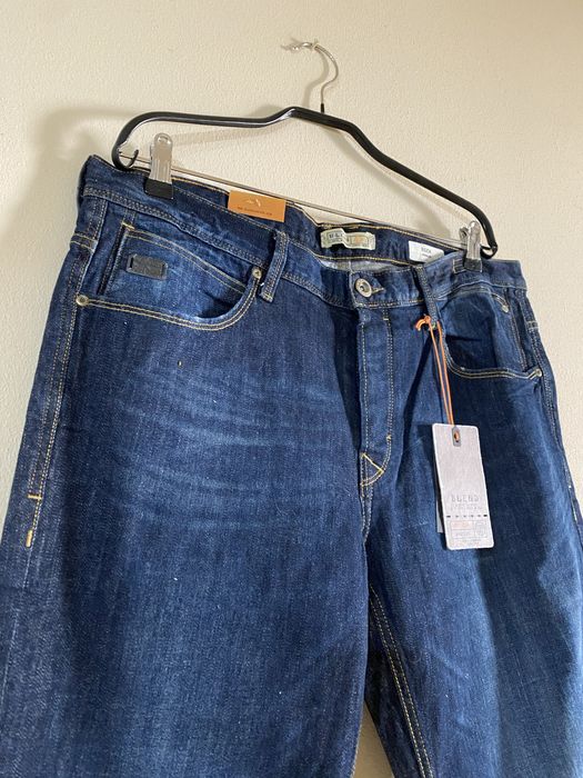 Blugi noi cu eticheta