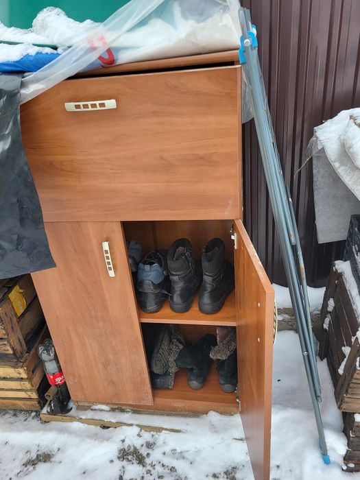 Обувница и шкаф для вещей.