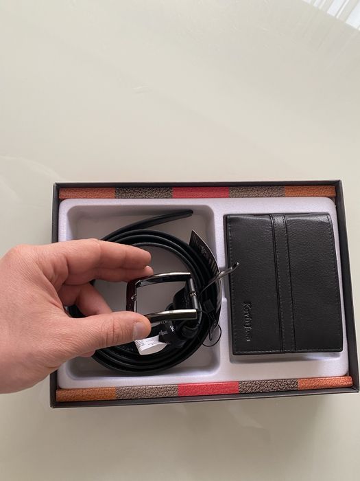 Чисто нов кожен комплект портмоне и колан.