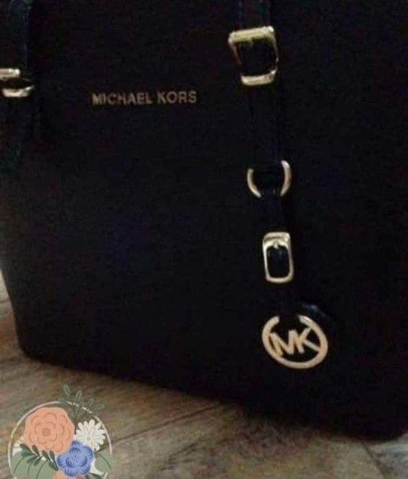 Geanta Michael Kors, model classic,logo metalic auriu, saculet, etichetă