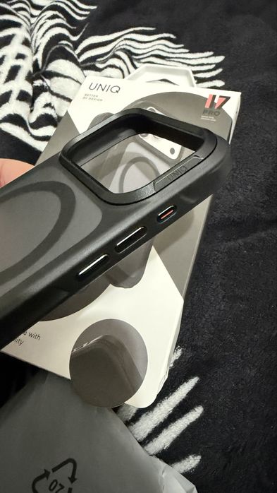 Nou Husa  iphone 17 pro Premium Uniq Veren Hybrid Negru Mat