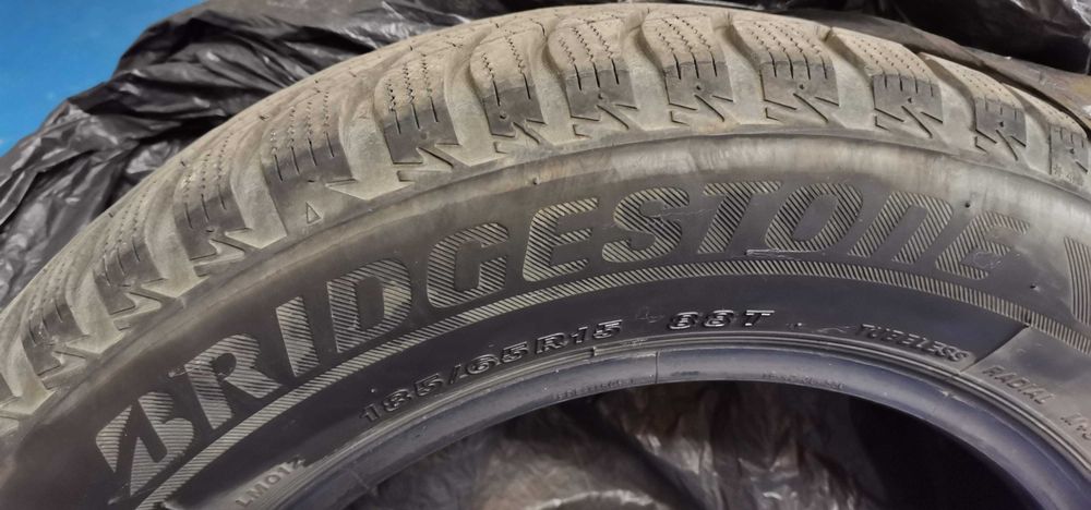 ОТЛИЧНИ Зимни гуми  BRIDGESTONE 185/65/R15 - 2 БРОЯ/ без забележки
