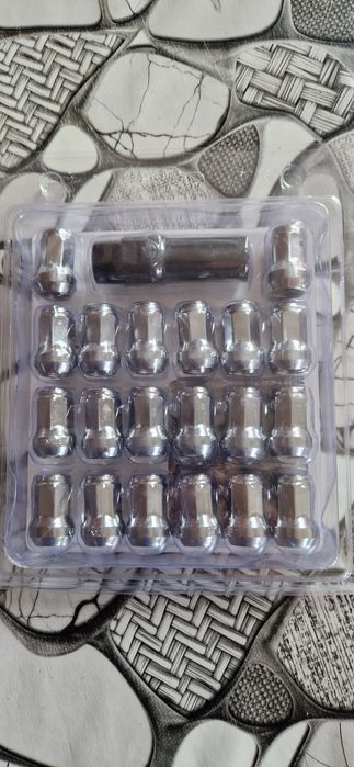 НОВ Комплект гайки за джанти 20бр.