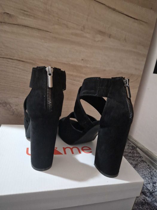 Sandale negre cu toc