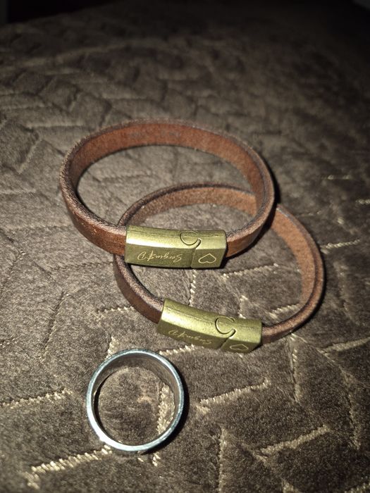Vând două brățări din piele,model bărbătesc.