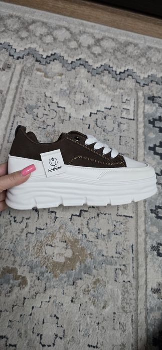 Новые красивые кроссовки на платформе