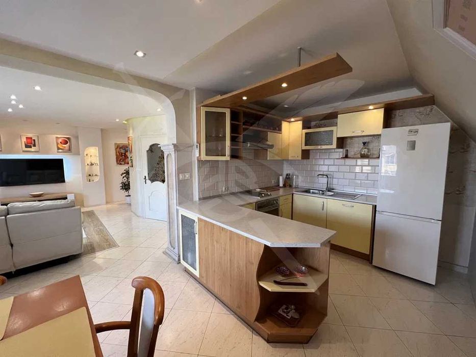 Дава се под наем Тристаен апартамент в Варна, Център - 98 кв.м за 847.62 € - Снимка #1