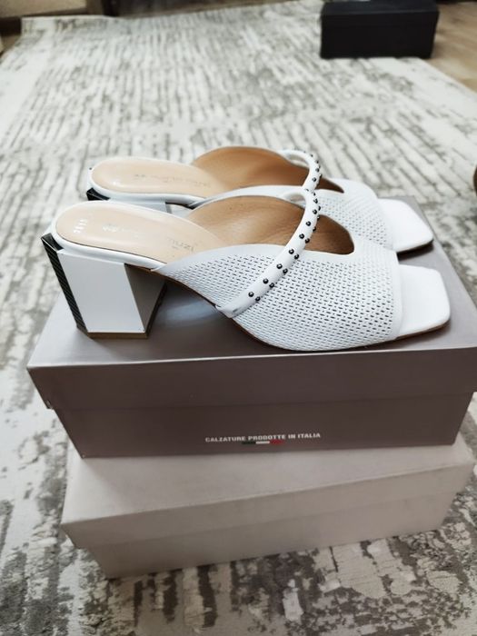 Продам женские босоножки