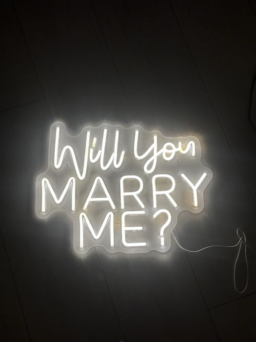 Вывеска “Will you marry me?”