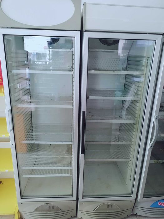 Продавам вертикални витрини