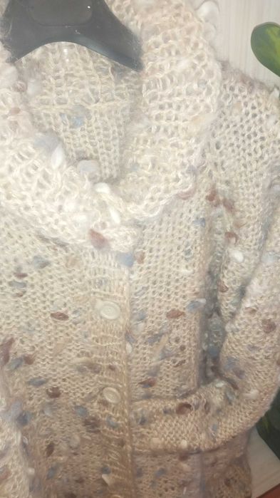 Ръчно плетена жилетка от ефектен мохер и вълна