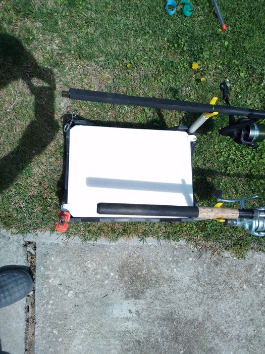 Стойка за фидери със кутий от стериопор за съхранение на захранки и монтажи.