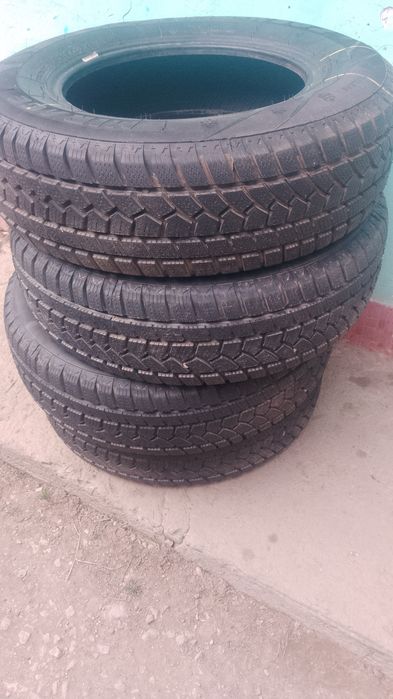 Vând cauciucuri noi 205 70 15