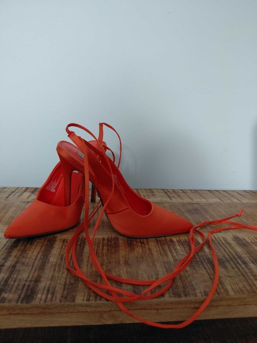 Бели сникърси и оранжеви обувки с ток Steve Madden маратонки Nike