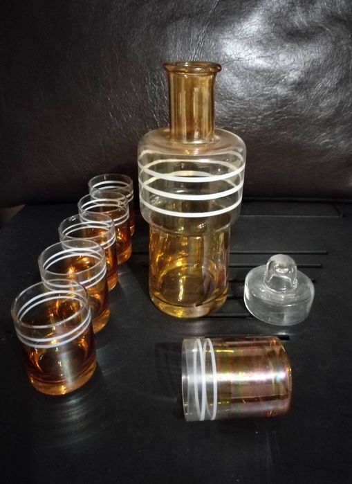 Стъклена графа за ракия с шест чашки