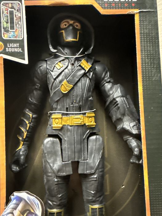 Марвил Ронин говорит, светится