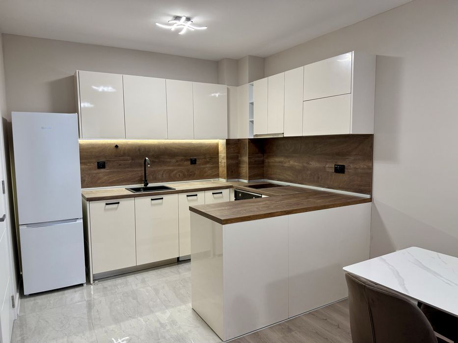 Двустаен апартамент с подземно паркомясто под наем в к-с “Южен 2”