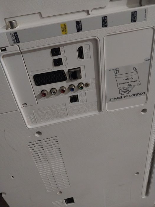 Смарт телевизор Samsung 81см белый. С кронштейном.