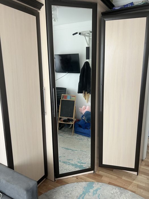 Углоловой шкаф с зеркалом