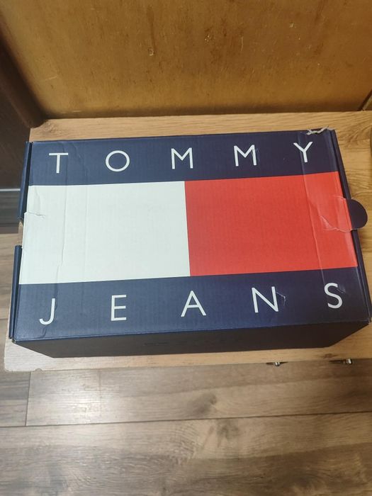 Продавам мъжки маратонки  Tommy Hilfiger номер 43 стелка 28см