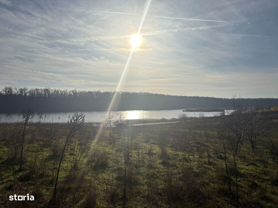 Teren 10.009 mp cu deschidere 70 m — vedere la lac și pădure