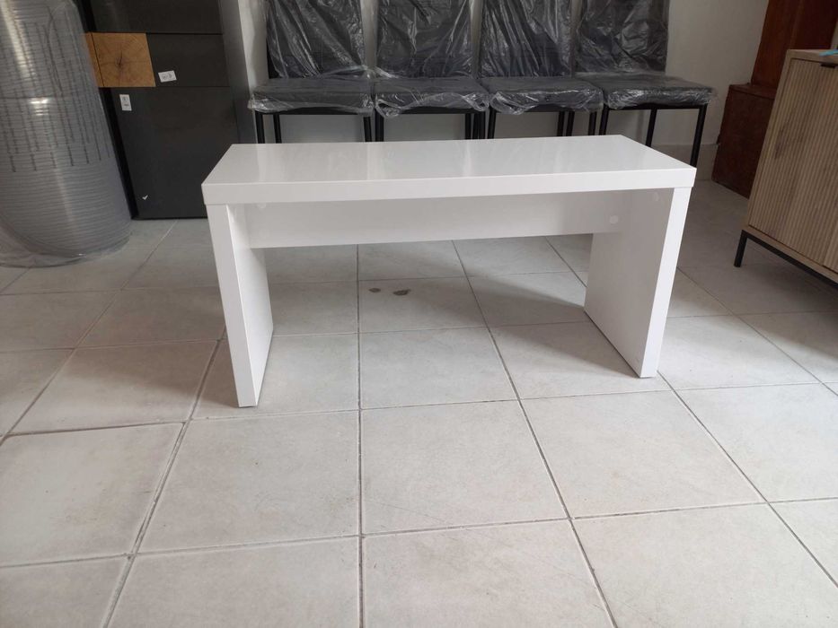 Vand diferite piese de mic mobilier.