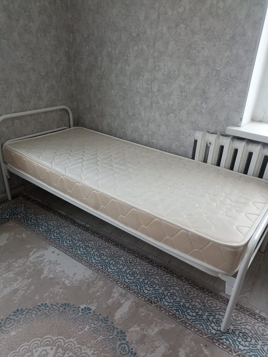 кровать с матрасом
