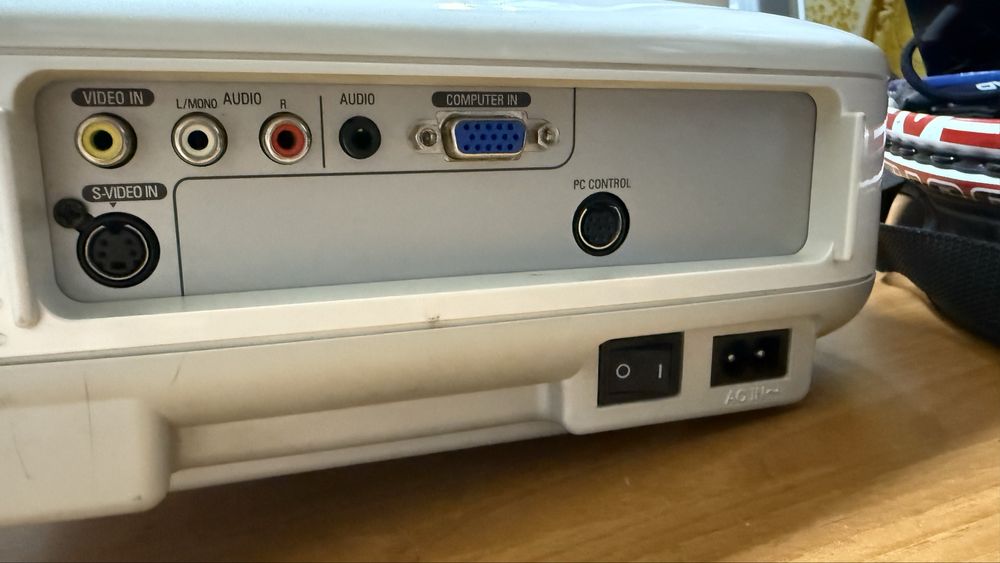 Proiector NEC VT47 LCD pentru home office scoala si prezentari