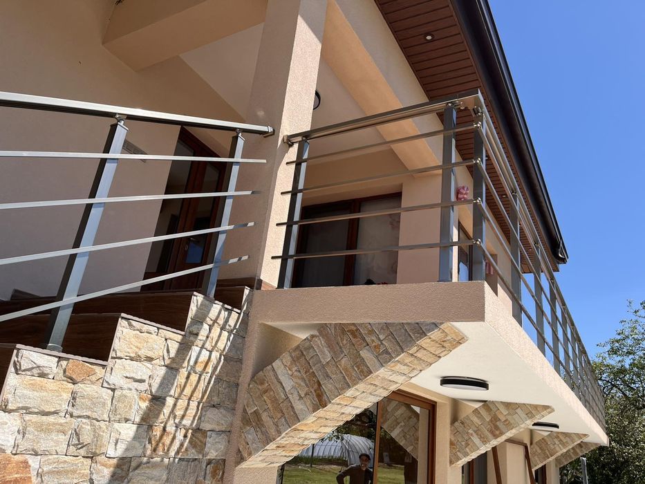 -Изработка и монтаж на алуминиеви и стъклени парапети,тенти и огради