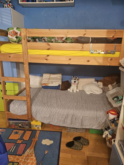 Pat supraetajat Ikea din lemn cu saltele