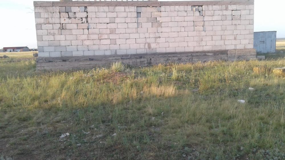 Участок с недостроенным домом