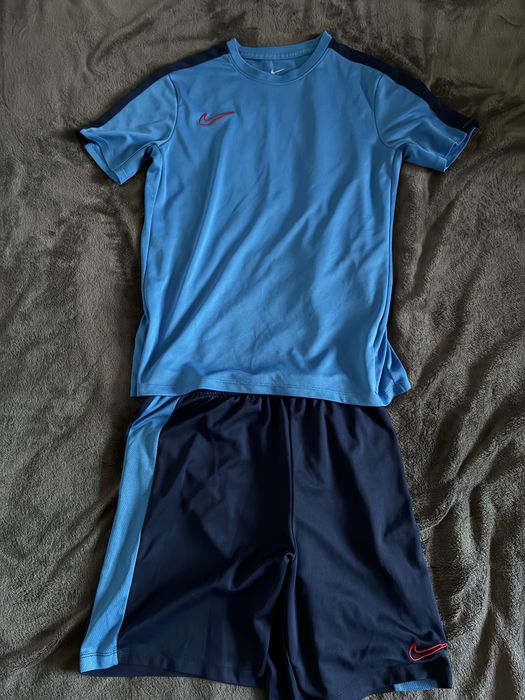Vand echipament nike nou