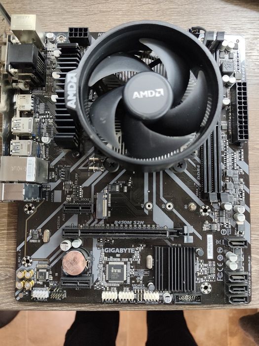 Процесор Ryzen 3 3100 i Дъно Gygabyte B450m s2h