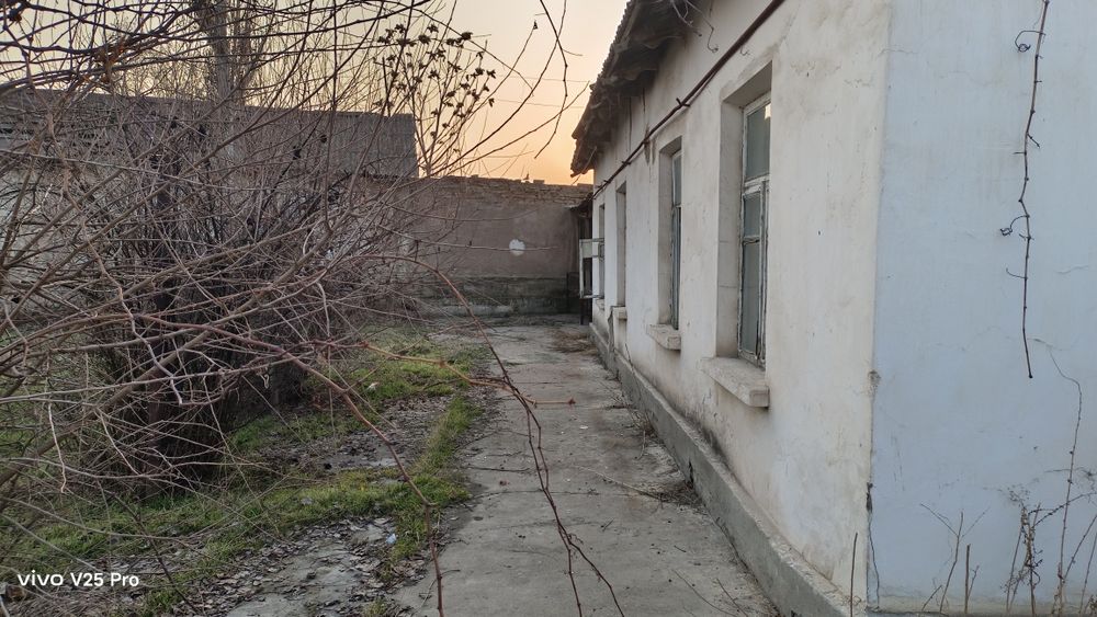 Nurafshonda uy sotiladi 10 sotix 6 xona