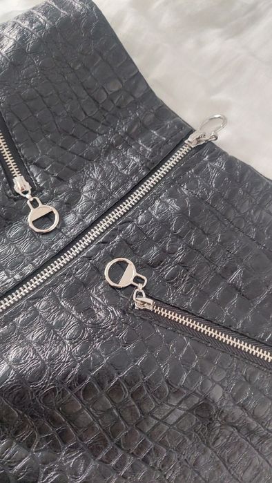 Къса кожена пола