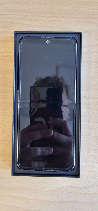 Samsung Galaxy Z Flip 5 – Отлично състояние, без забележки