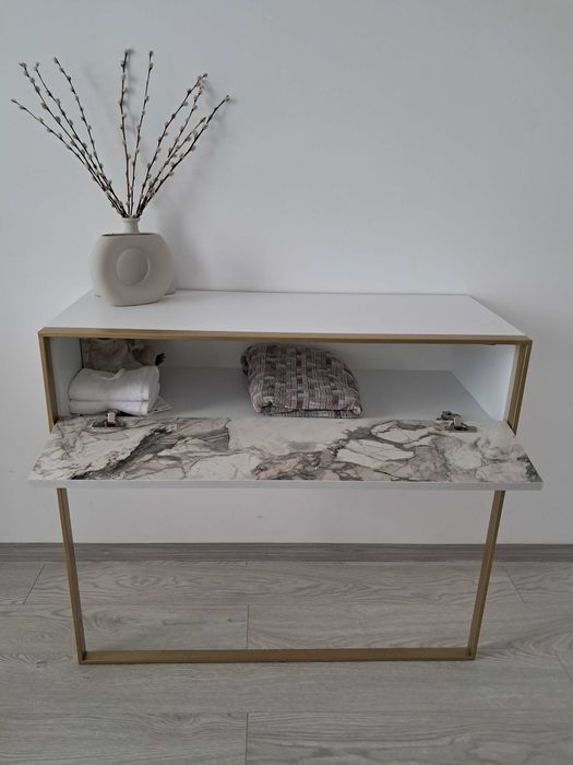 Consola comoda dormitor