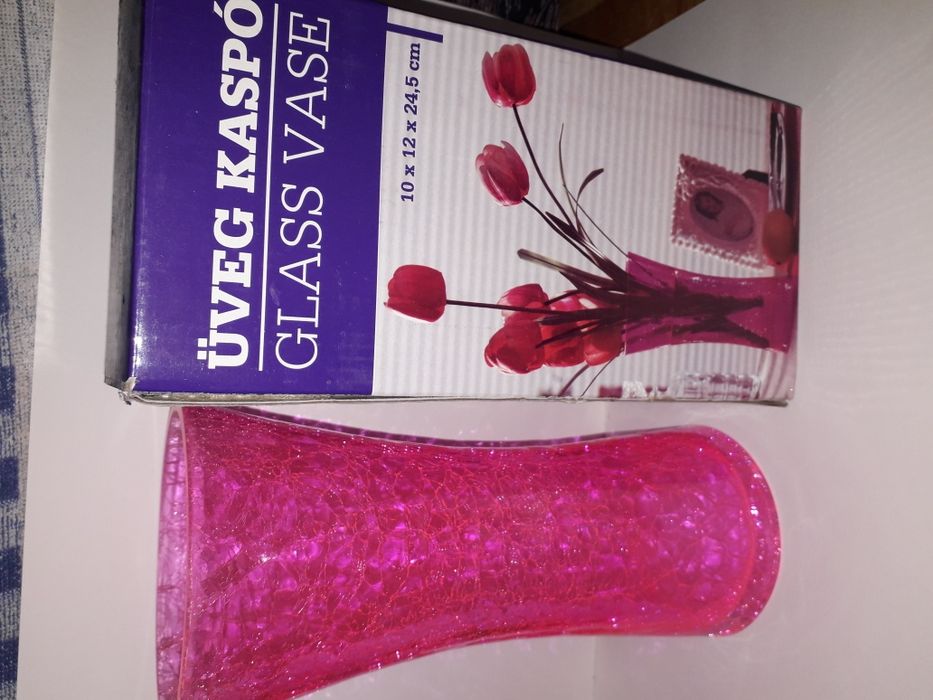 Vaza de sticla roz .
