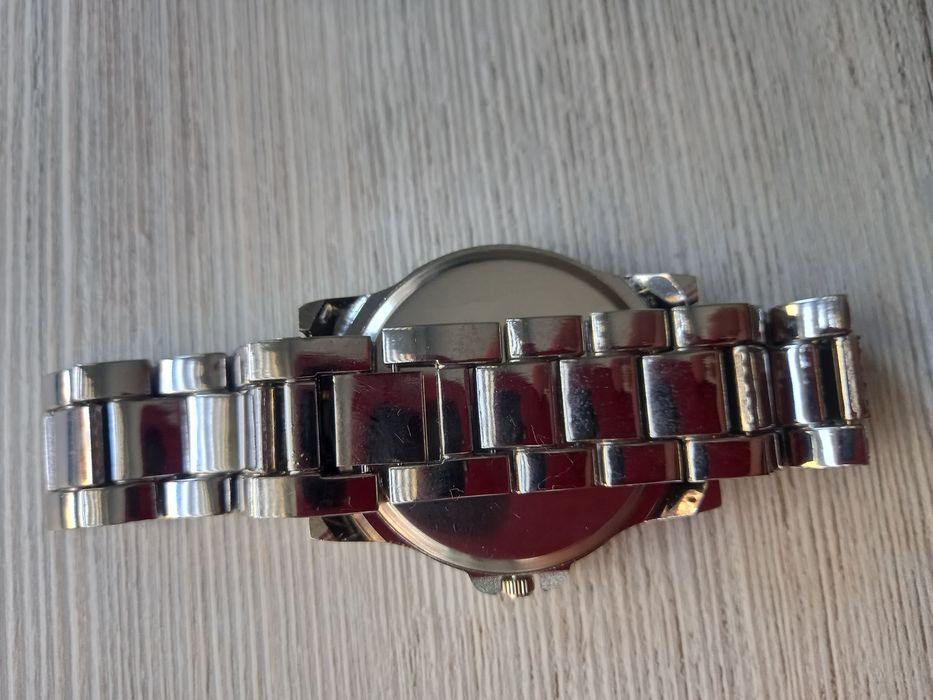 Красив часовник с камъни