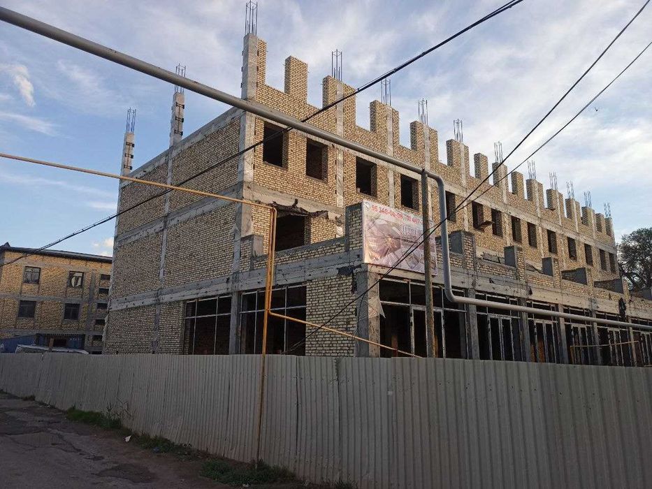 Продаются квартиры и магазины в центре Кагана вдоль дороги.