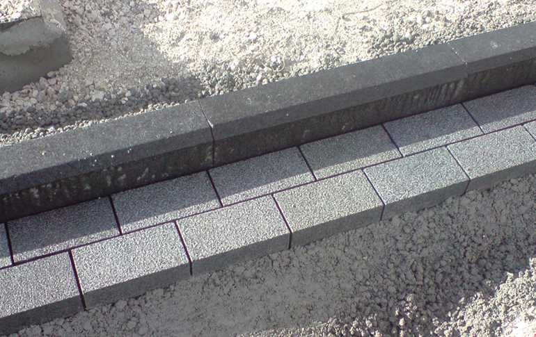 Гранитный поребрик, гранитный бордюр.