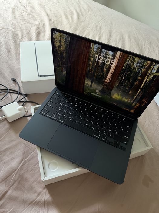 Macbook Air 13 , 2025 , 16 GB SSD 256 GB