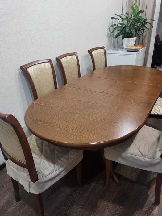 Стол со стульями