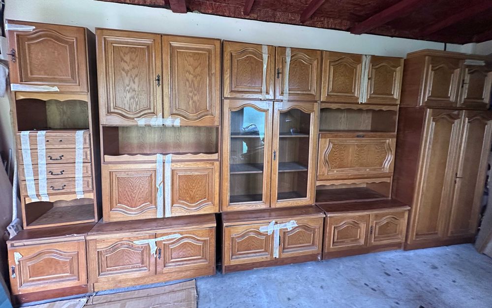 Vând mobilă de living din lemn masiv – stil clasic, foarte bine întreținută