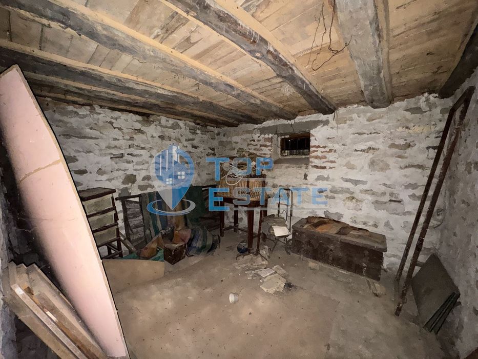 Тухлена къща с кладенец в с. Козаревец, област Велико Търново