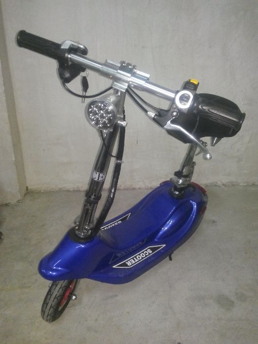 Електрически мини скутер триколка , тротинетка